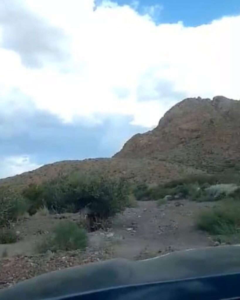 Vecinos de Agua Escondida reparan caminos por necesidad propia, ante la falta de mantenimiento y respuestas oficiales.