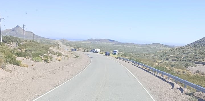 Derrame de petróleo en Ruta 40, Malargüe: investigan manipulación de un camión detenido y trabajan en mitigar el impacto ambiental.