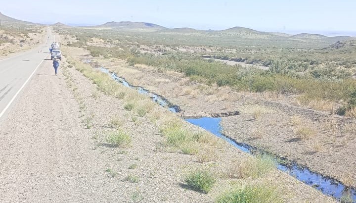 Derrame de petróleo en Ruta 40, Malargüe: investigan manipulación de un camión detenido y trabajan en mitigar el impacto ambiental.