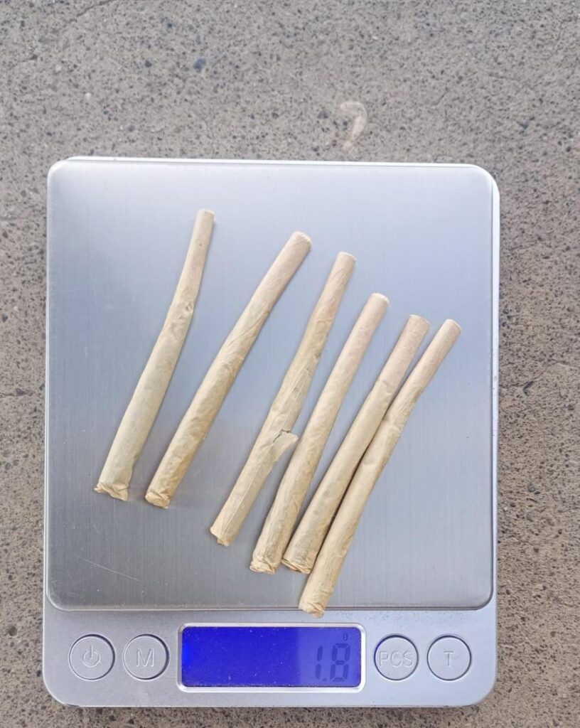 El joven habría emprendido la fuga al ver a la policía acercándose y luego, descartado marihuana en un descampado. Finalmente, fue detenido.