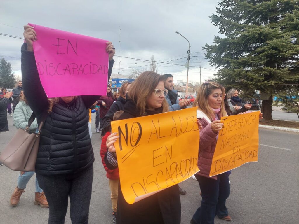 Malargüe se sumó a la marcha nacional por la discapacidad. Familiares, profesionales y organizaciones exigen derechos y apoyo urgente.