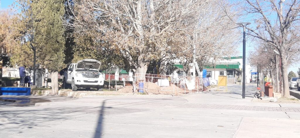 Una empresa realiza trabajos de mantenimiento en la plaza San Martín para proteger la red de gas en Malargüe.