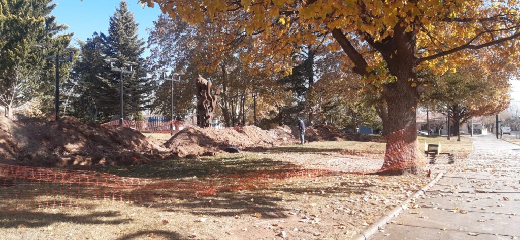 Una empresa realiza trabajos de mantenimiento en la plaza San Martín para proteger la red de gas en Malargüe.