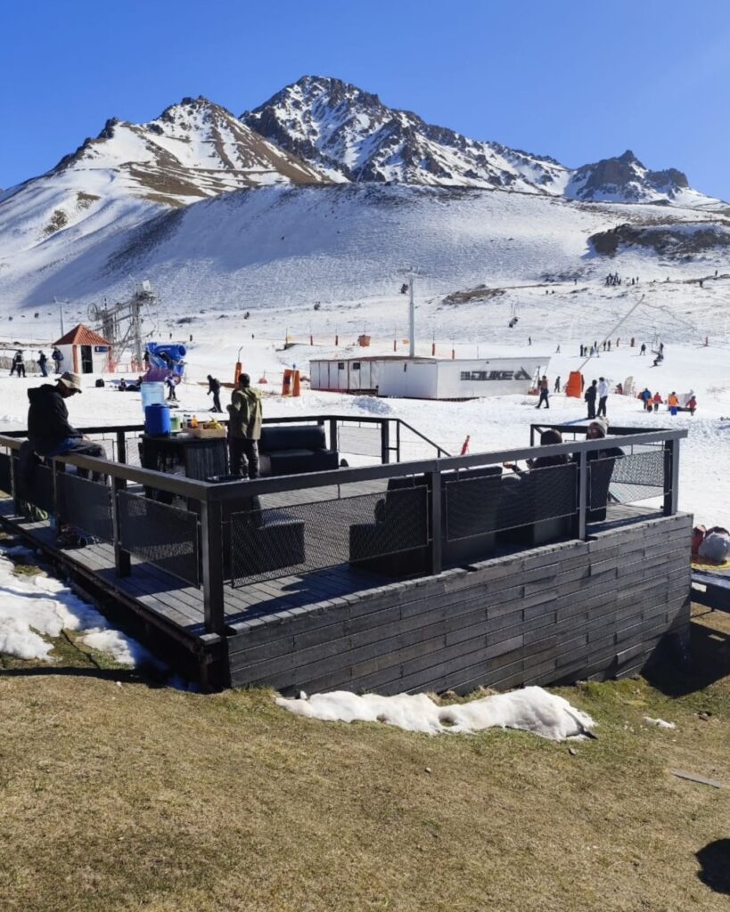 Referentes del turismo en Malargüe aseguran que, pese a la escasez de nieve, la temporada invernal se mantiene con buena ocupación.