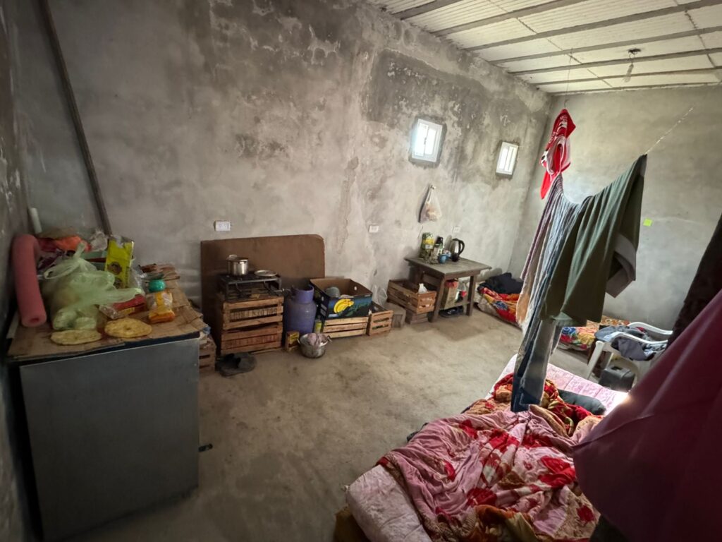 En los allanamientos se detectaron condiciones de precariedad en inmuebles rurales. Investigan presunta trata laboral.