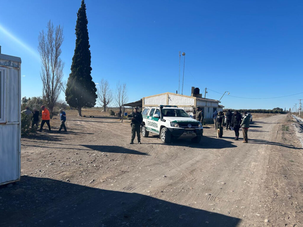En los allanamientos se detectaron condiciones de precariedad en inmuebles rurales. Investigan presunta trata laboral.